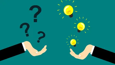 En hand med frågetecken och en hand med lysande lampor som symbol för svar.