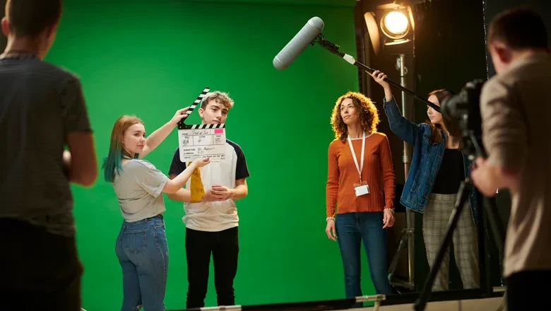Ungdomar filmar scen till film