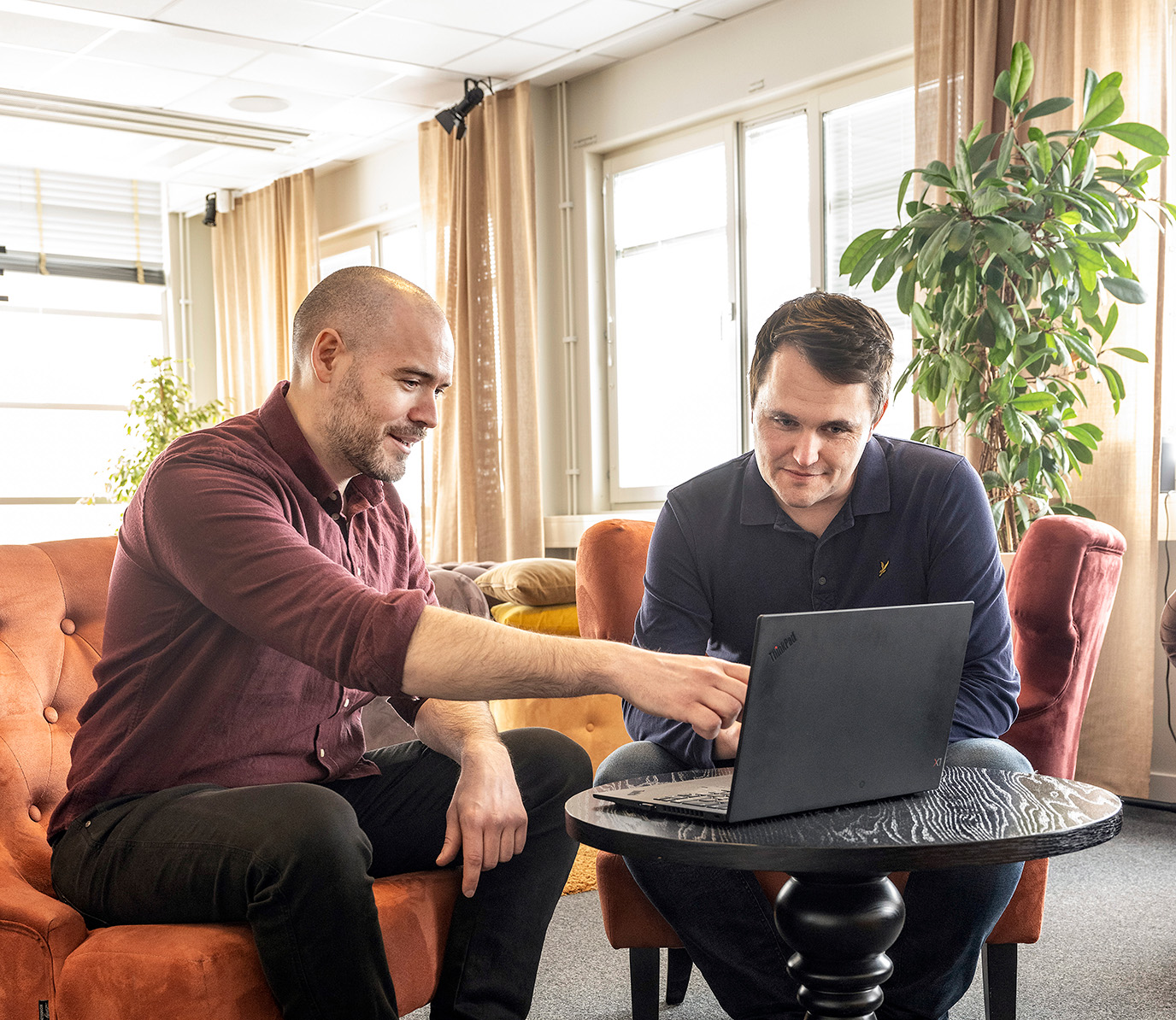 Johan Petersson och Dennis Höijer samtalar och tittar på en datorskärm