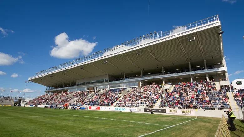 Läktaren på Linköping Arena- en fotbollsarena med konstgräsplan