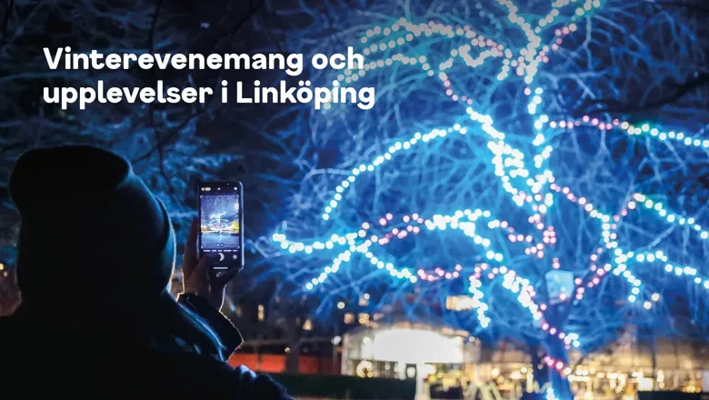 En person filmar ett ljuskonstverk