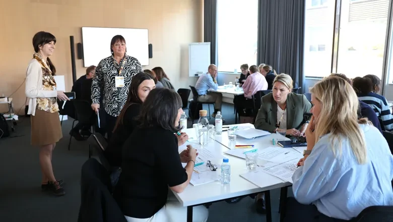 Foto på deltagarna under en workshop med diskussioner runt borden