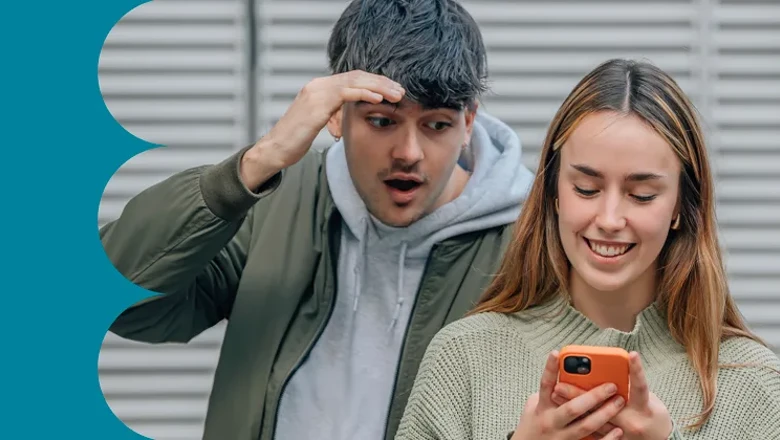 En kille och en tjej kollar i en mobil